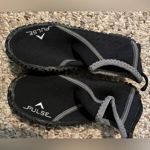 Kids water shoes, new, size 2